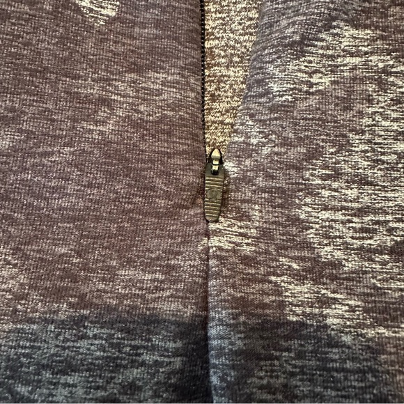 LULULEMON OUTRUN THE ELEMENTS 1/2 ZIP TOP IN GRAY CAMO SIZE 8 - Picture 8 of 16